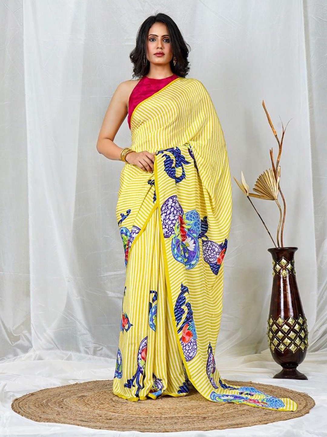 

EARTH O FAB Floral Pure Crepe Saree, Yellow