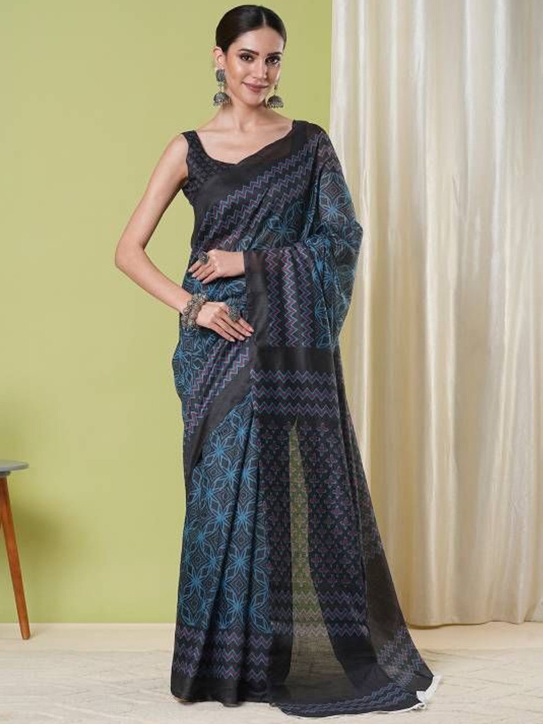 

HI FI NX Geometric Printed Saree, Blue