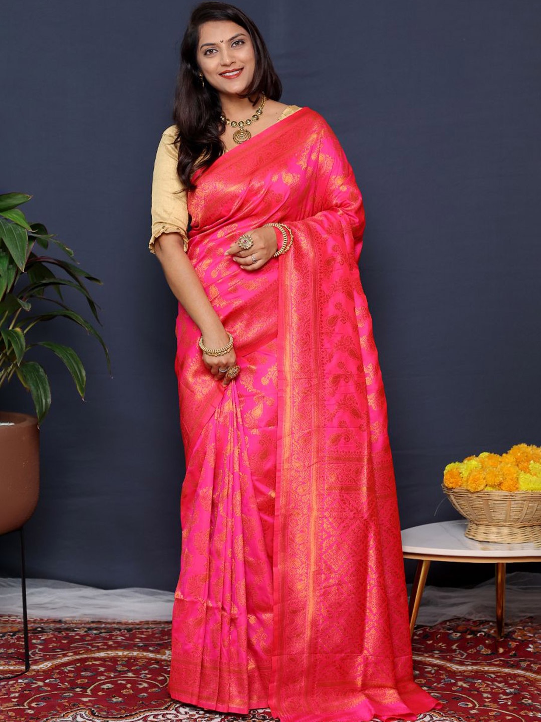 

amirat Woven Design Saree, Pink