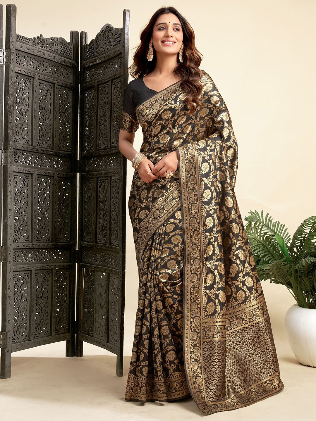 

KALINI Floral Printed Banarasi Saree, Black