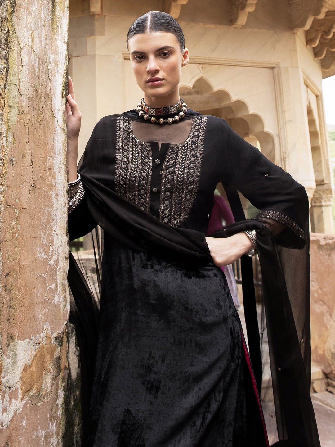 

KARAJ JAIPUR Ethnic Motifs Yoke Design Zardozi Velvet Kurta With Trousers & Dupatta, Black