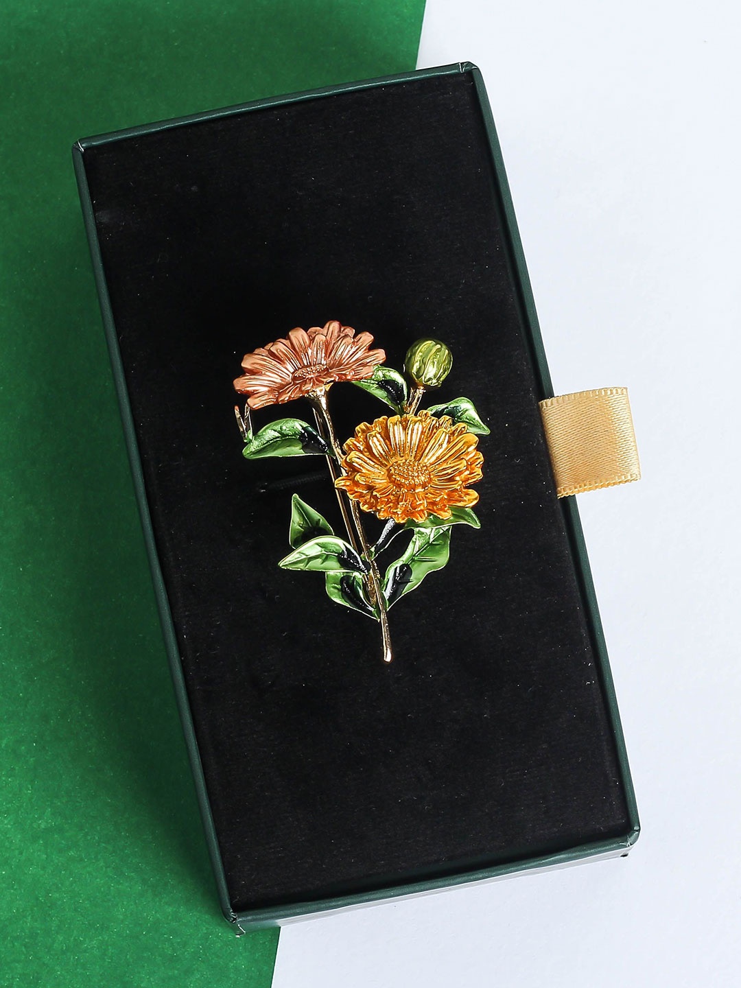 

Tossido Men Flower Brooch, Gold