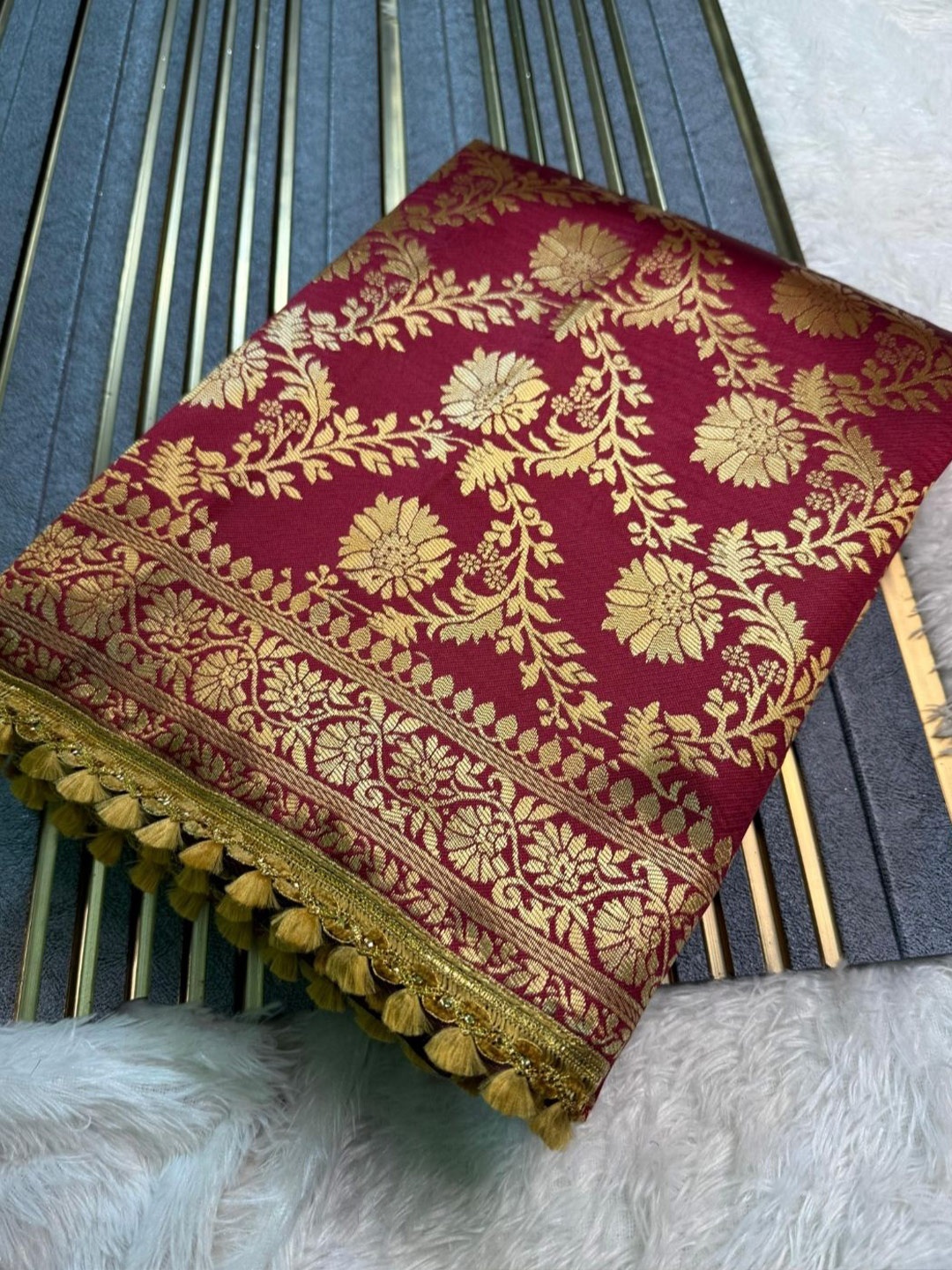 

DIVASTRI Ethnic Motifs Zari Silk Blend Kanjeevaram Saree, Maroon