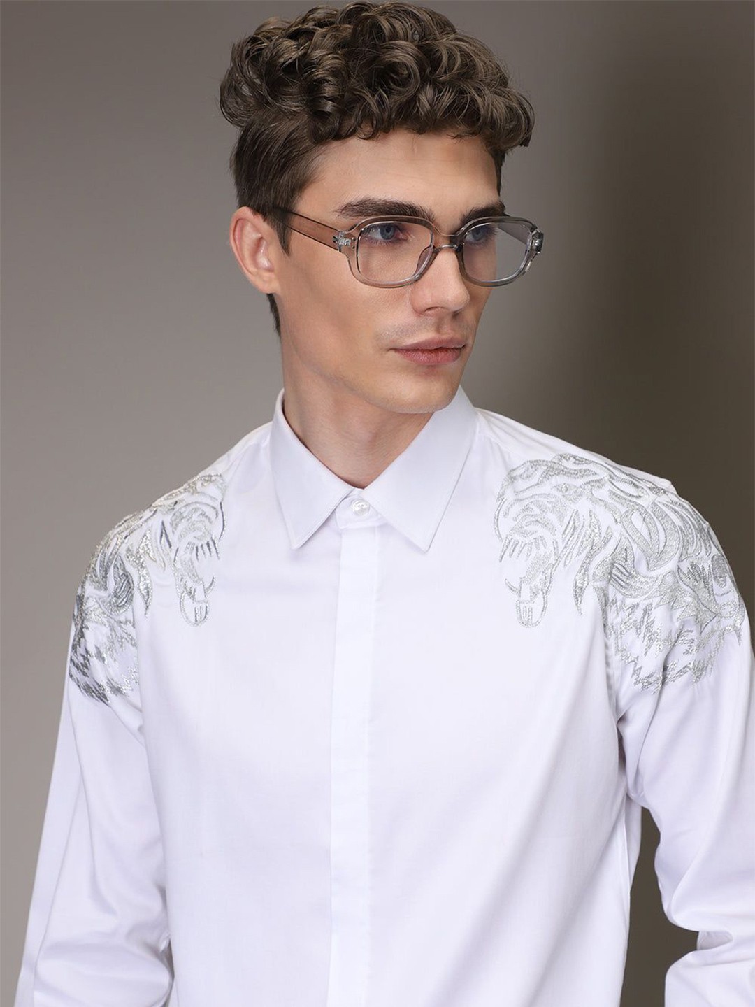 

Banana Club Men Shiro Lion Embroidery Shirt, White