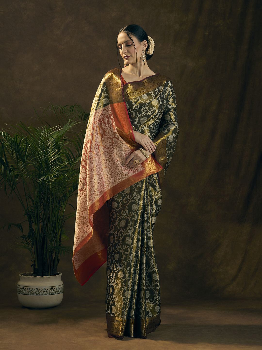 

JUST FASHION Woven Design Zari Kanjeevaram Saree, Black