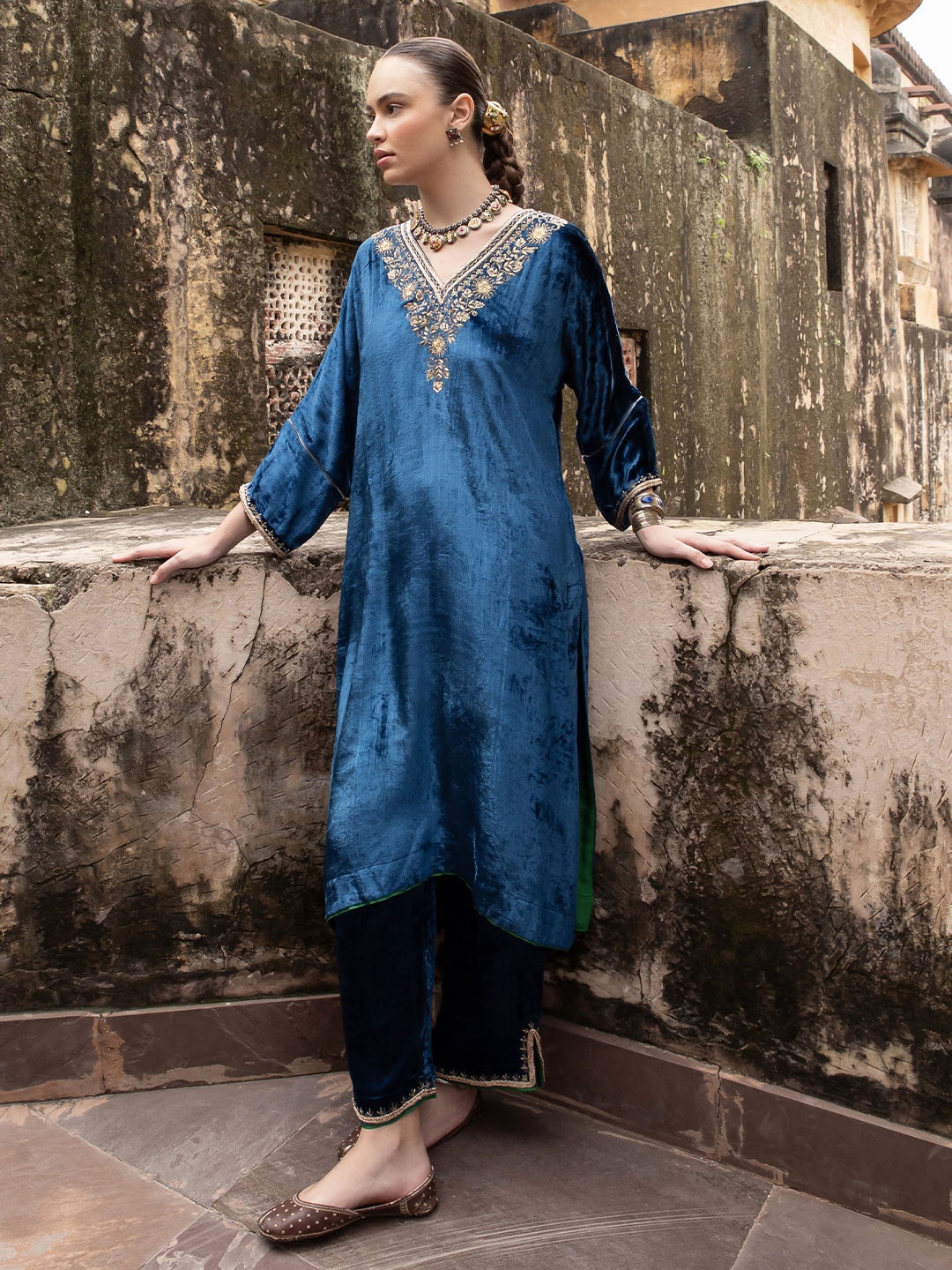 

KARAJ JAIPUR Ethnic Motifs Yoke Design Zardozi Velvet Straight Kurta With Trousers, Blue