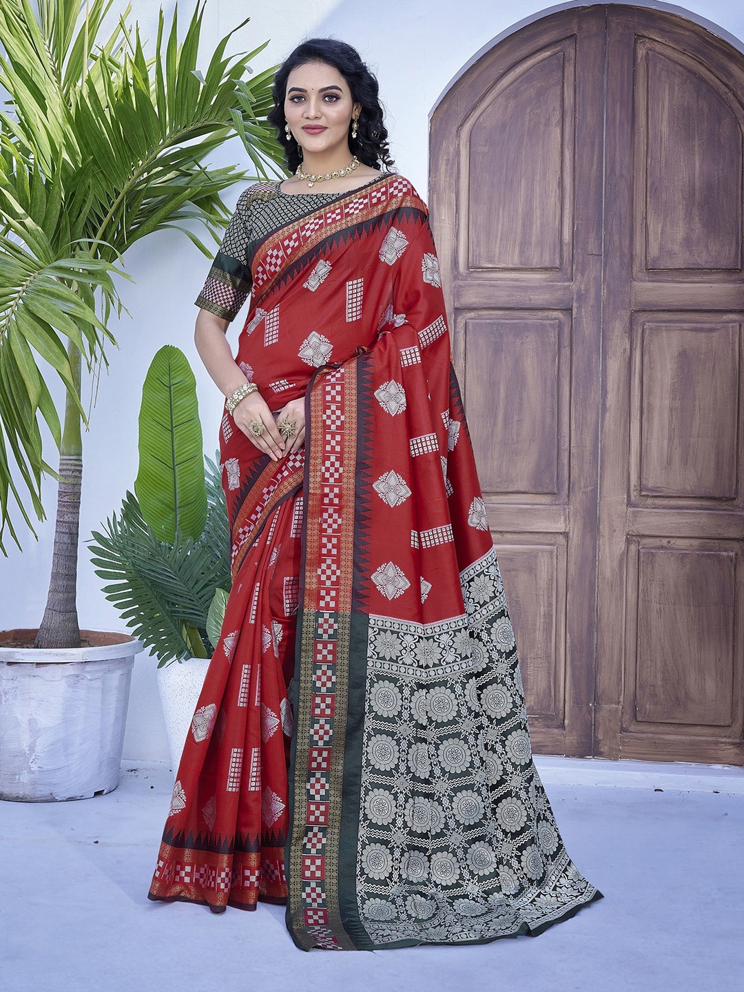 

LeeliPeeri Designer Ethnic Motifs Printed Saree, Red