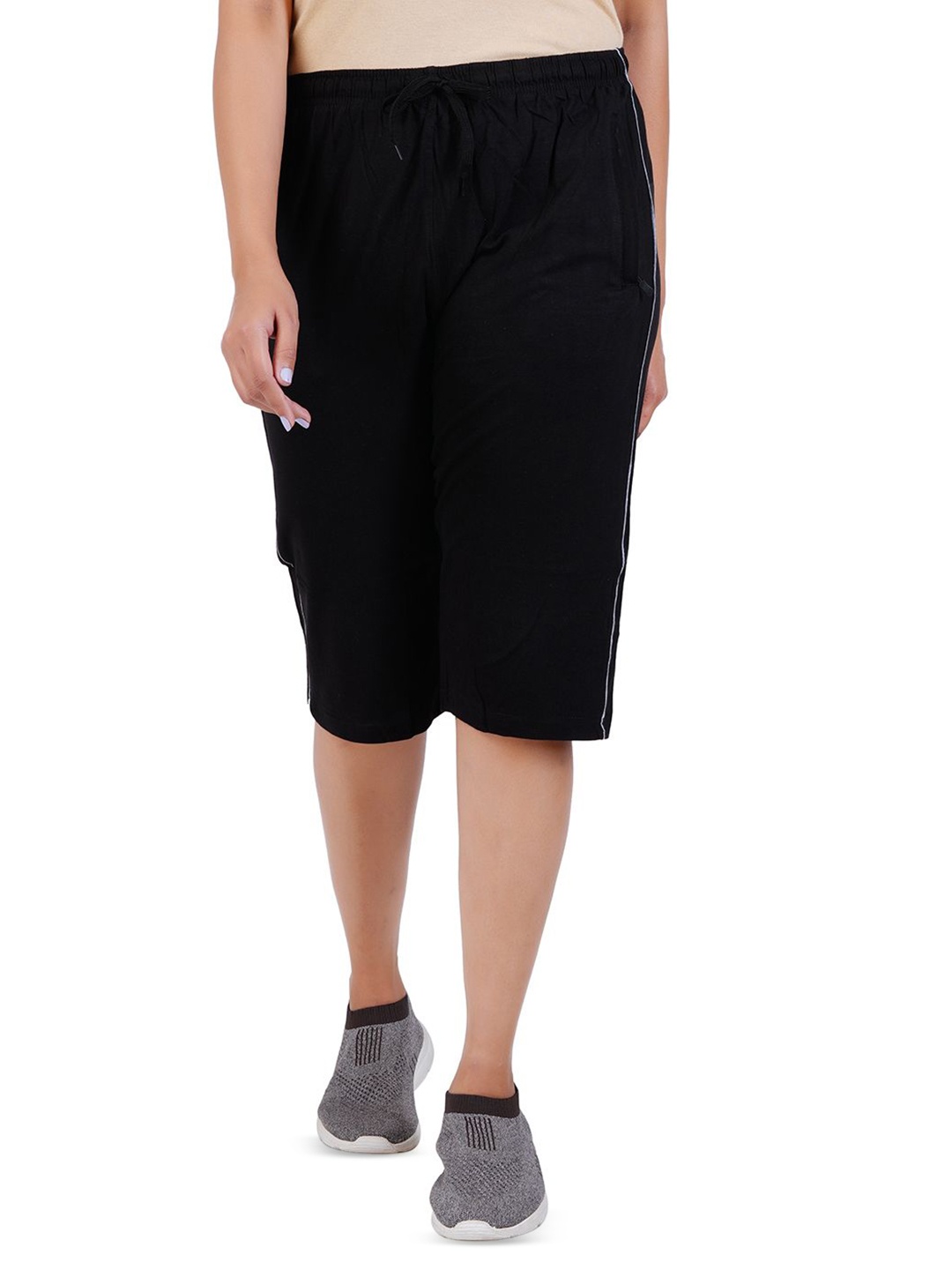 

FEEL TRACK Women Capris, Black