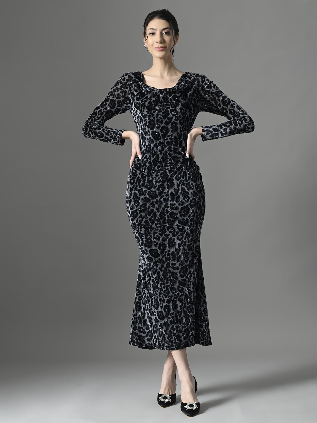 

PANKH Women Printed Round Neck Sheath Midi Dress, Grey