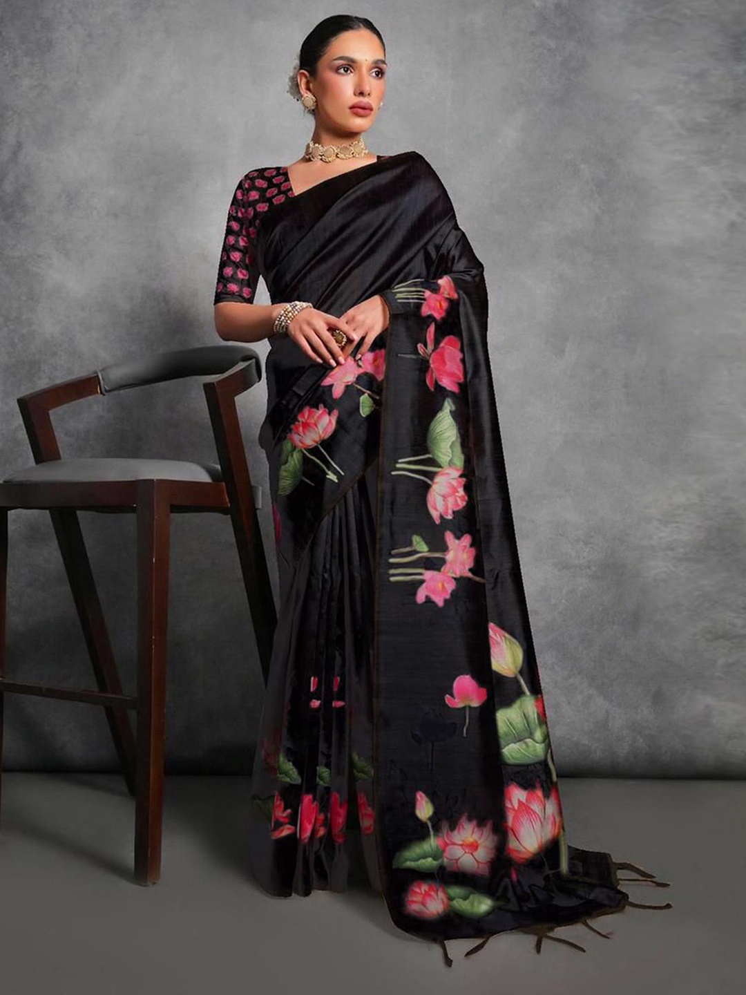 

Peachmode Floral Printed Saree, Black