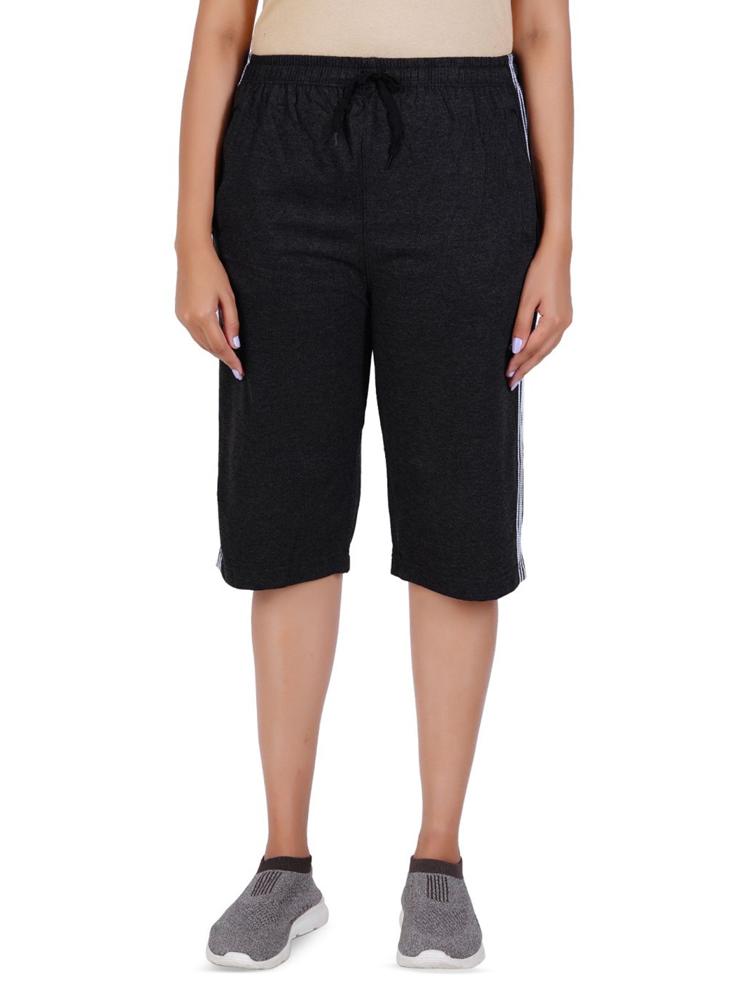 

FEEL TRACK Women Capris, Black