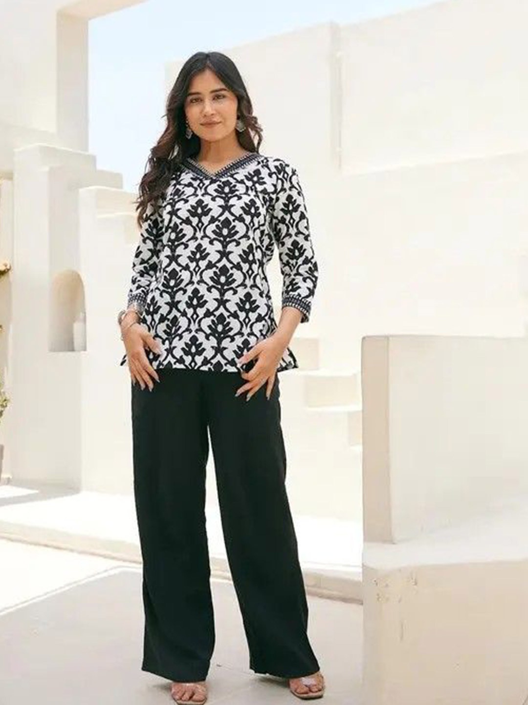 

Mialo fashion Floral Printed Kurti, Black