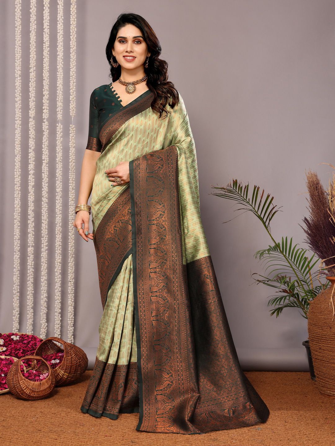 

SHIJILA Woven Design Zari Banarasi Saree, Green