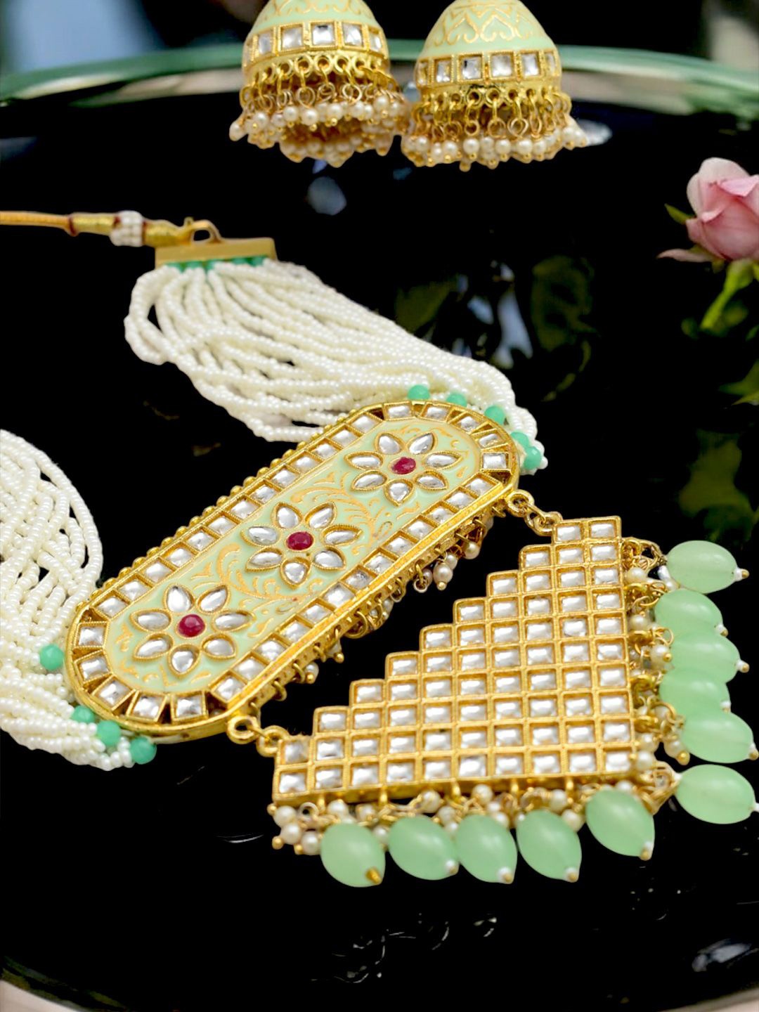 

TISHUL JEWELS Gold-Plated Kundan-Studded & Beaded Jewellery Set