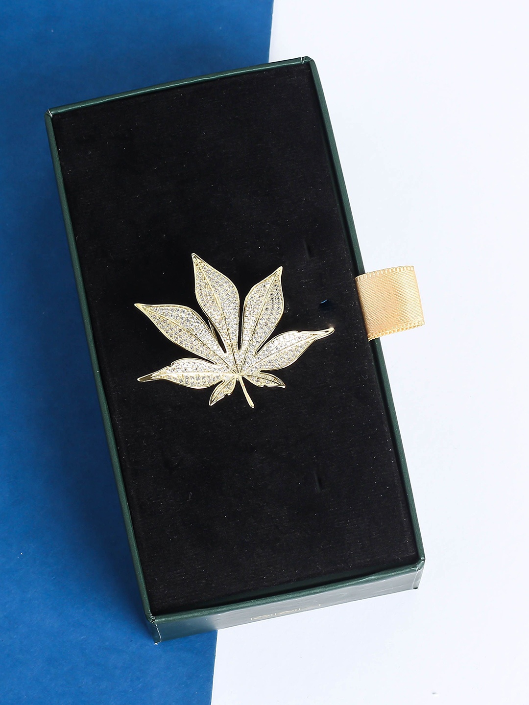 

Tossido Men Leaf Brooch, Silver