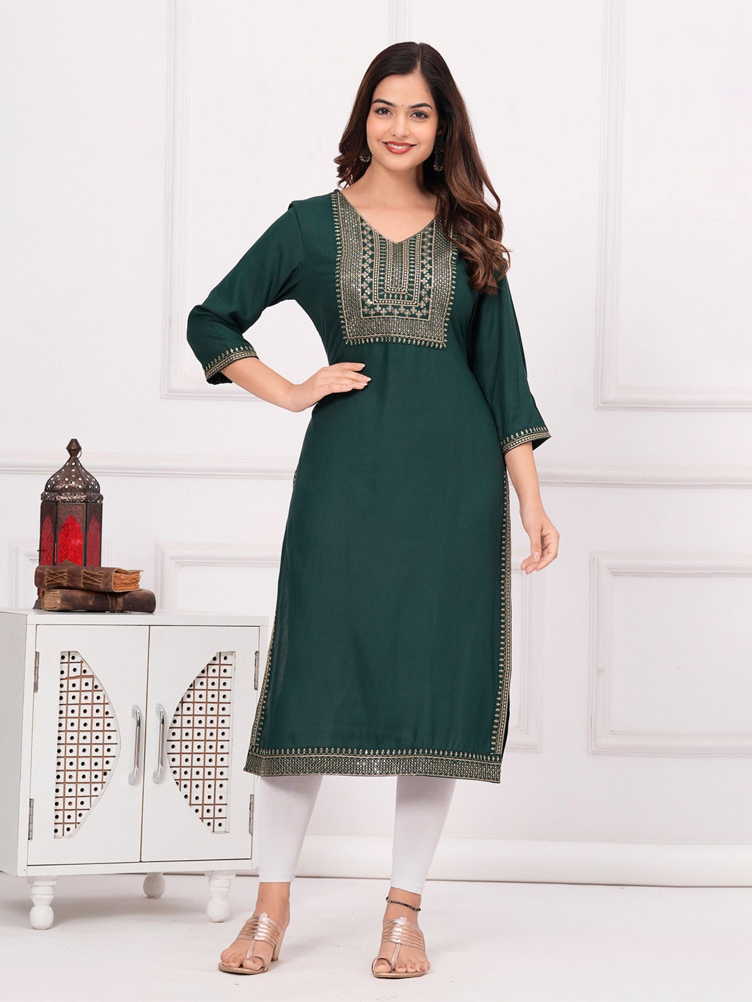 

His&Her Women Embroidered V-Neck Kurta, Green