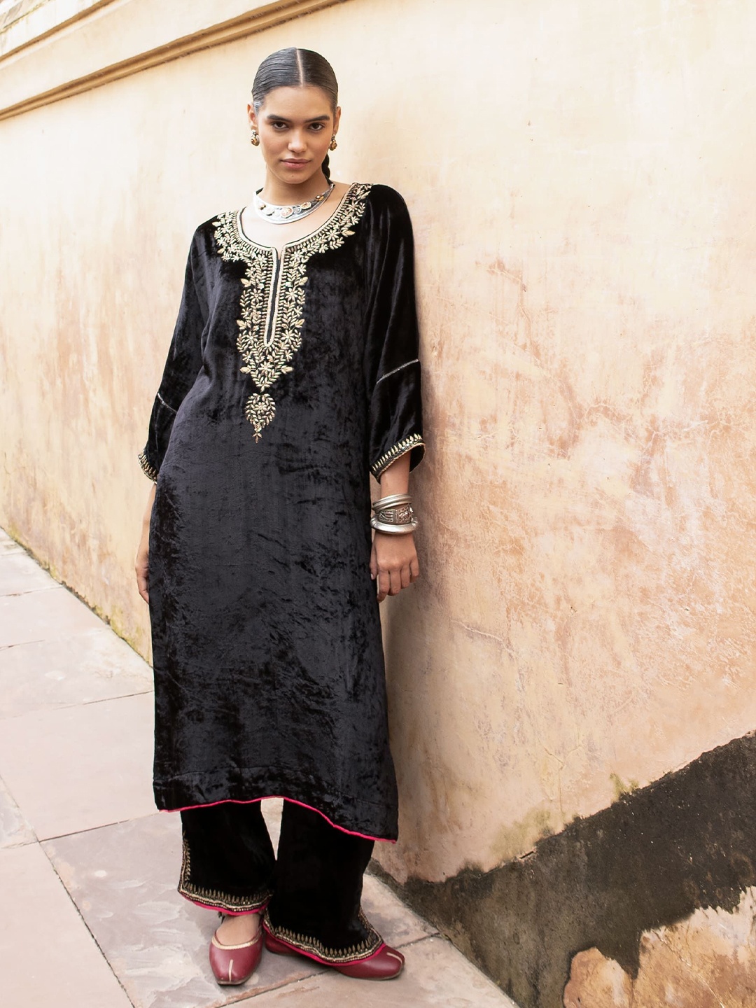 

KARAJ JAIPUR Ethnic Motifs Yoke Design Zardozi Velvet Straight Kurta With Trousers, Black