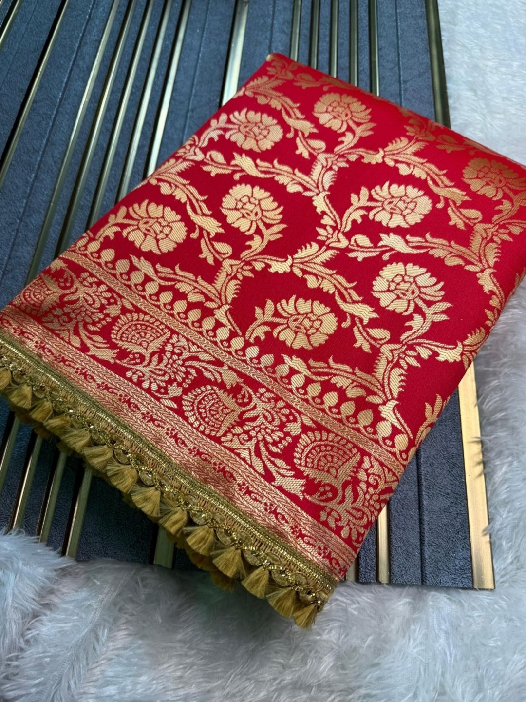 

DIVASTRI Ethnic Motifs Patchwork Silk Blend Kanjeevaram Saree, Red