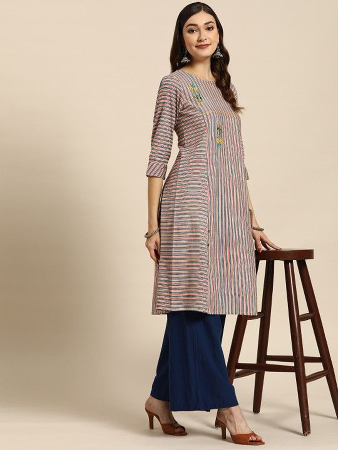 

Suhan Striped Round Neck Asymmetric Hem A-Line Kurta, Red