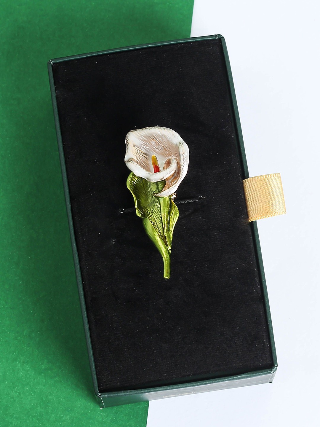

Tossido Men Stone-Studded Flower Brooch, Green