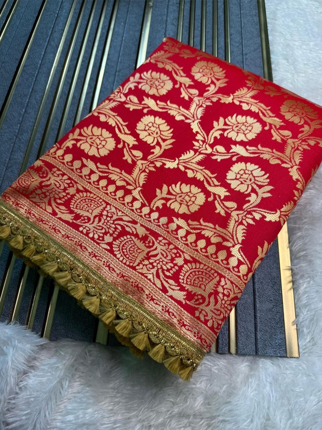 

DIVASTRI Woven Design Zari Silk Blend Kanjeevaram Saree, Red