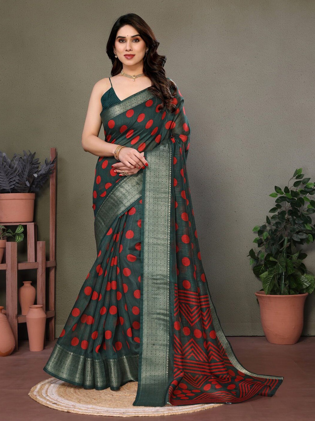 

Hema silk mills Polka Dot Zari Saree, Green