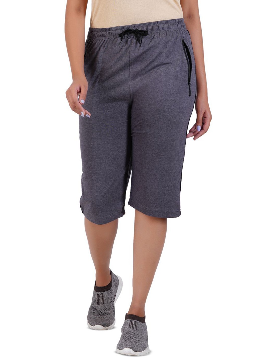

FEEL TRACK Women Regular Fit Mid-Rise Capris, Grey