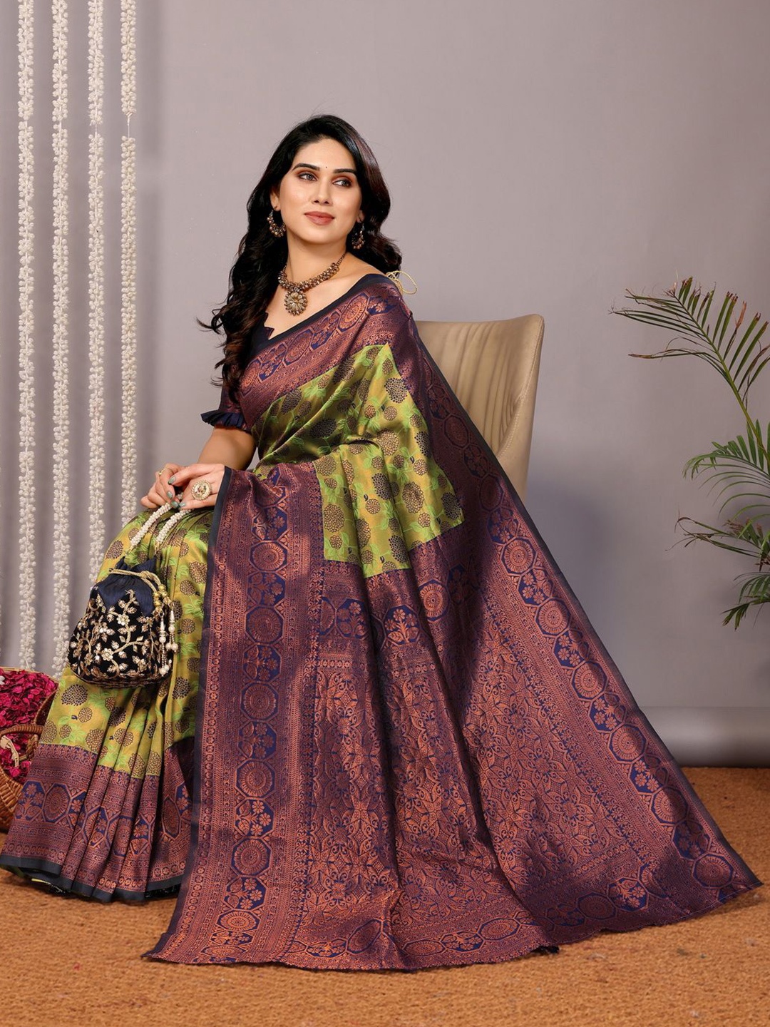 

SHIJILA Floral Zari Woven Design Banarasi Saree, Green