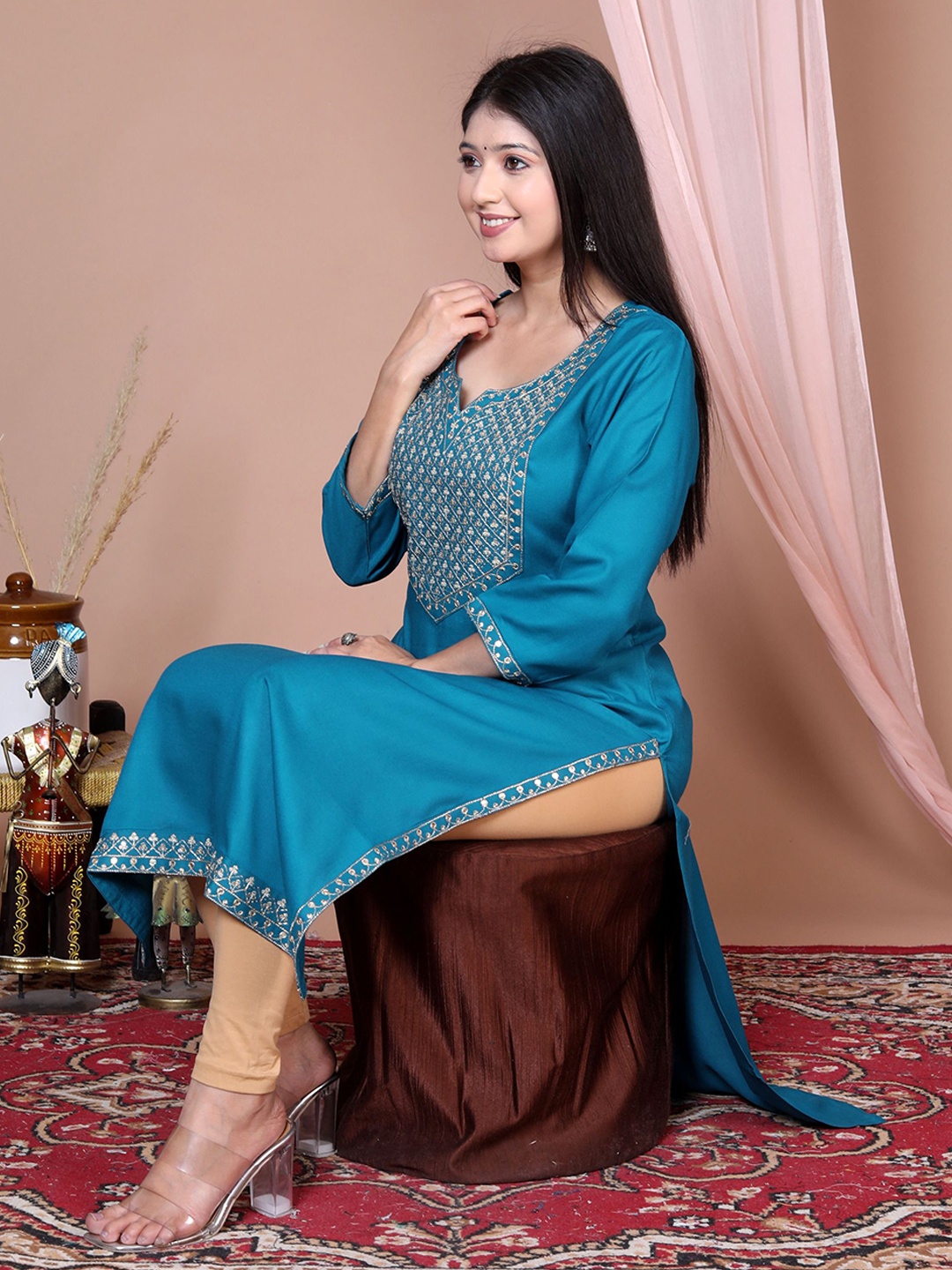 

His&Her Women Embroidered Round Neck Kurta, Blue