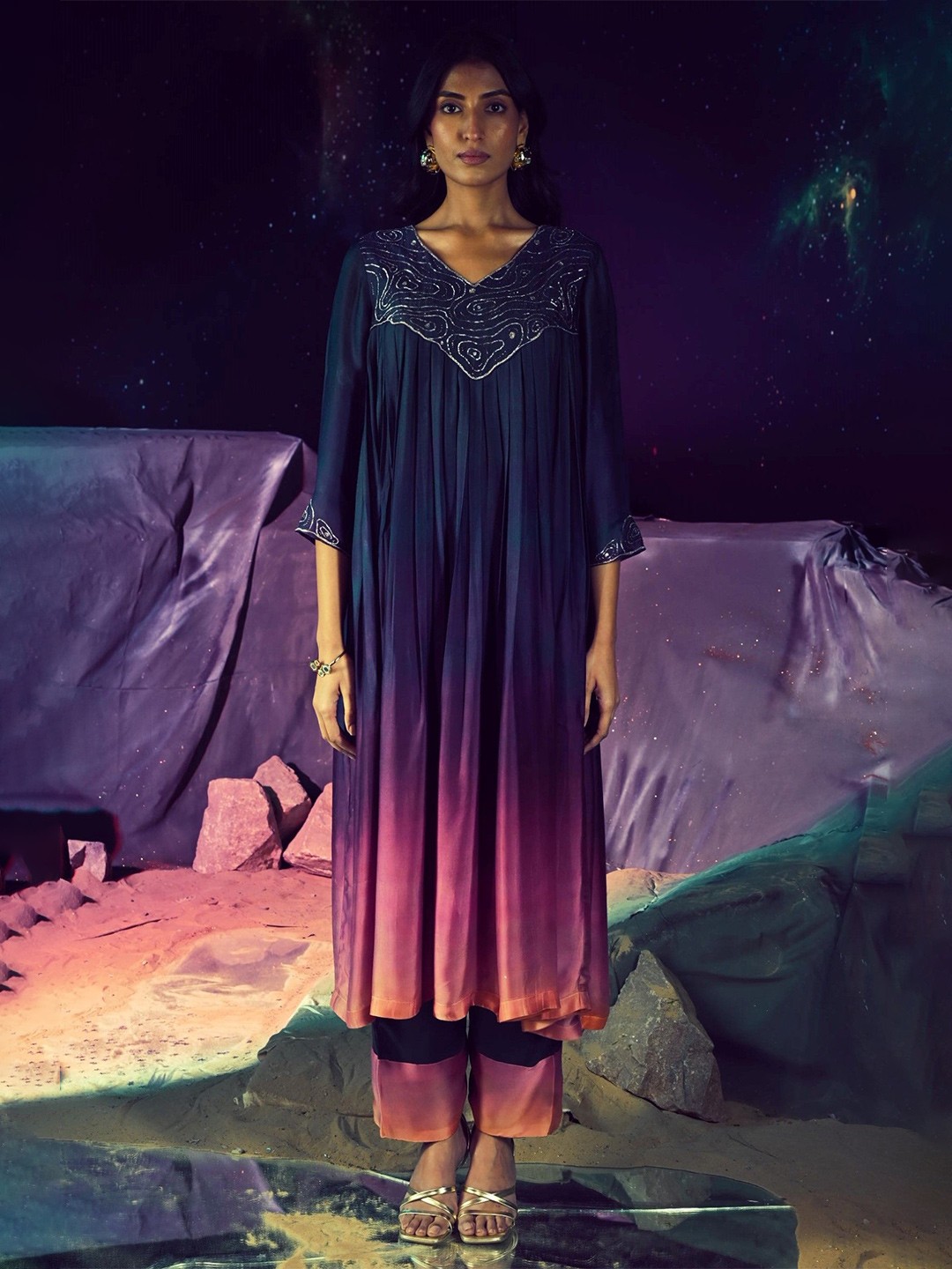 

Baise Gaba Colourblocked V-Neck Thread Work A-Line Kurta With Trousers, Navy blue