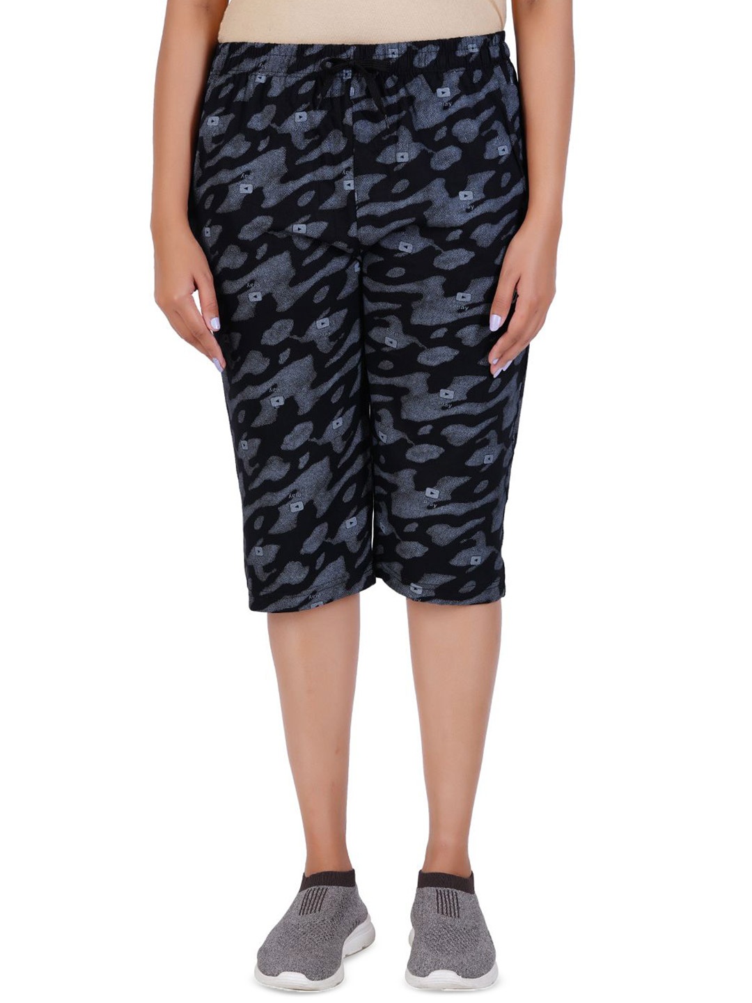 

FEEL TRACK Women Printed Capris, Black