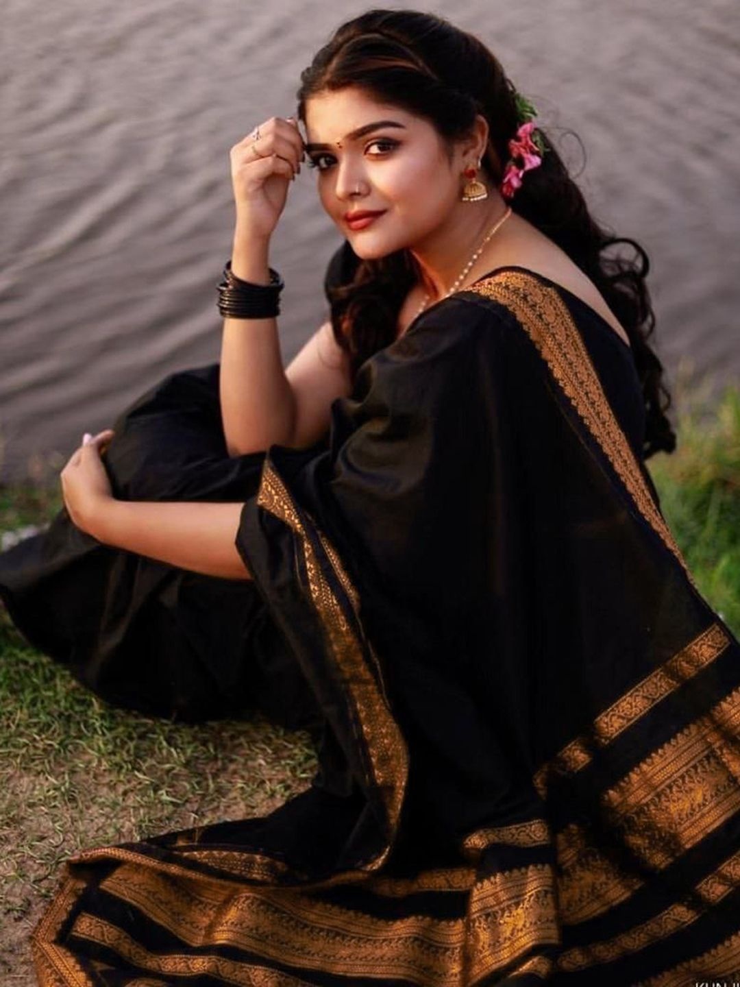 

KALINI Women Solid Zari Sarees, Black