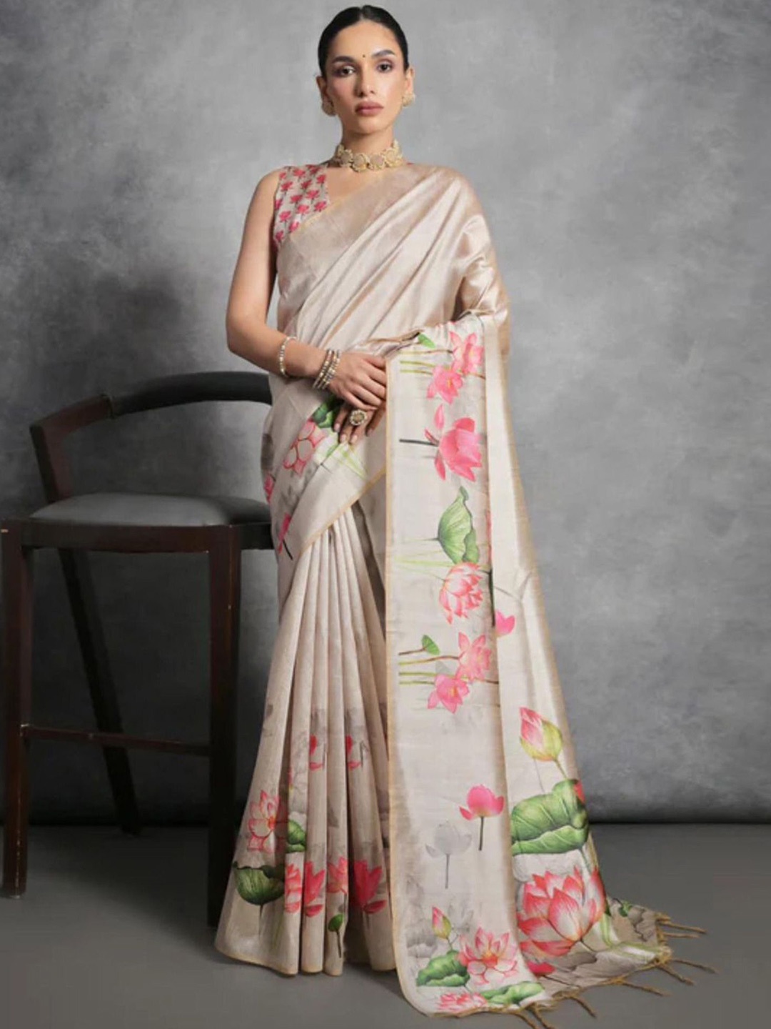 

Peachmode Floral Printed Saree, Beige