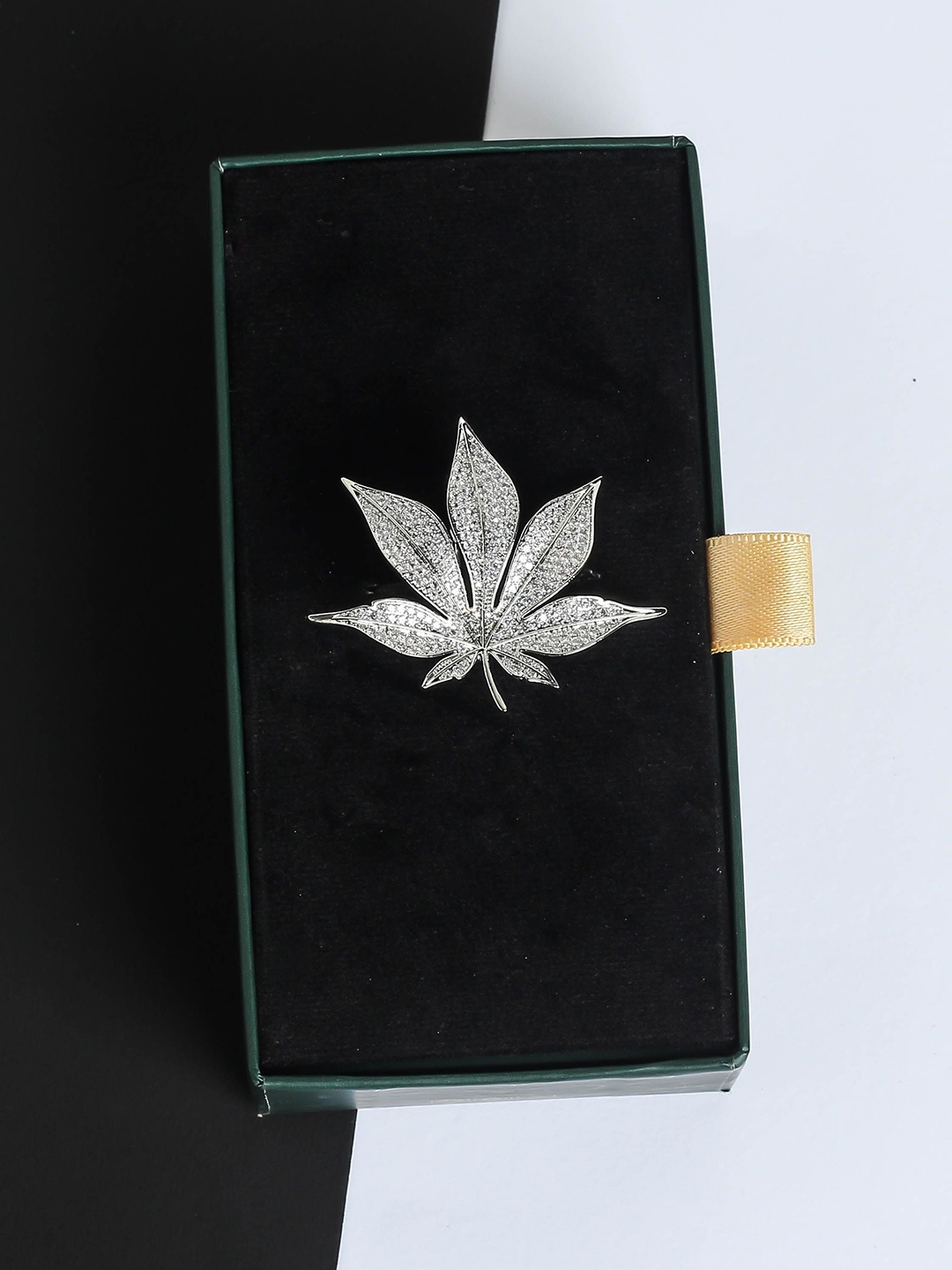 

Tossido Men Leaf Brooch, Silver
