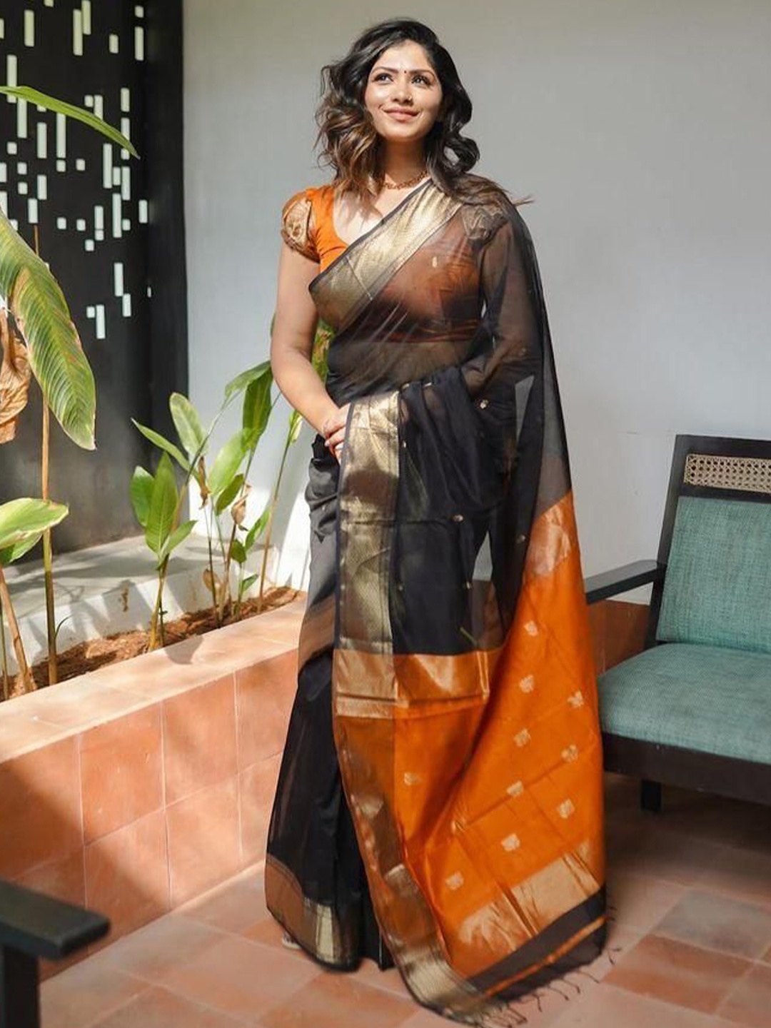 

Caracola Woven Design Zari Banarasi Saree, Black