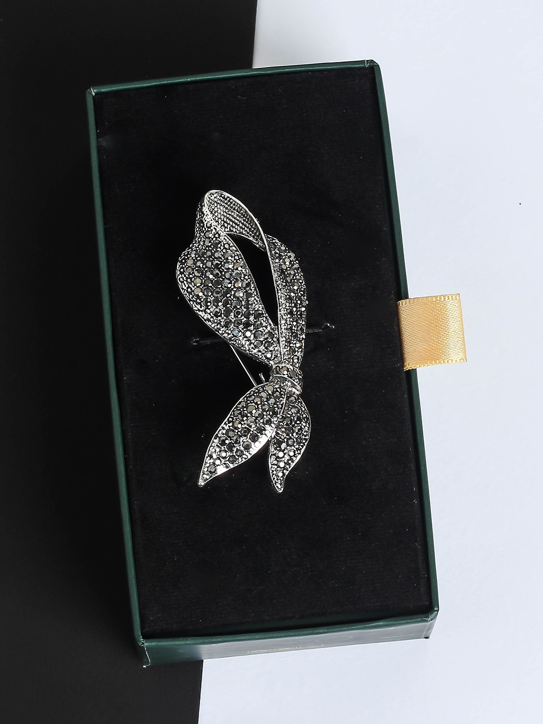 

Tossido Men Bow Leaf Brooch, Grey