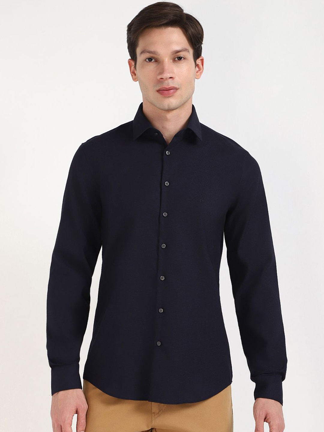 

Calvin Klein Jeans Men Slim Fit Spread Collar Solid Cotton Casual Shirt, Navy blue