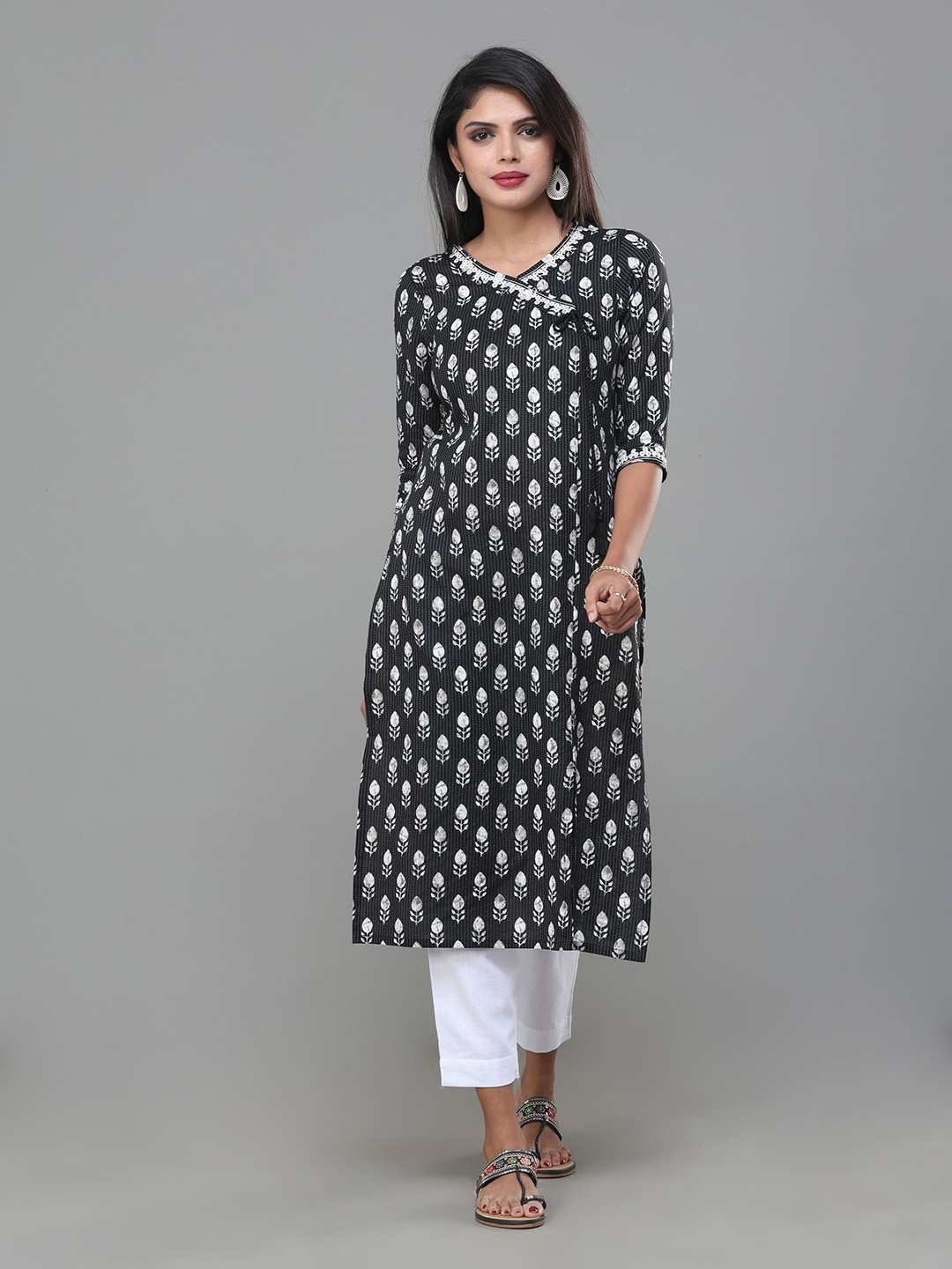 

Vismay Floral Printed V-Neck Pure Cotton Straight Kurta, Black