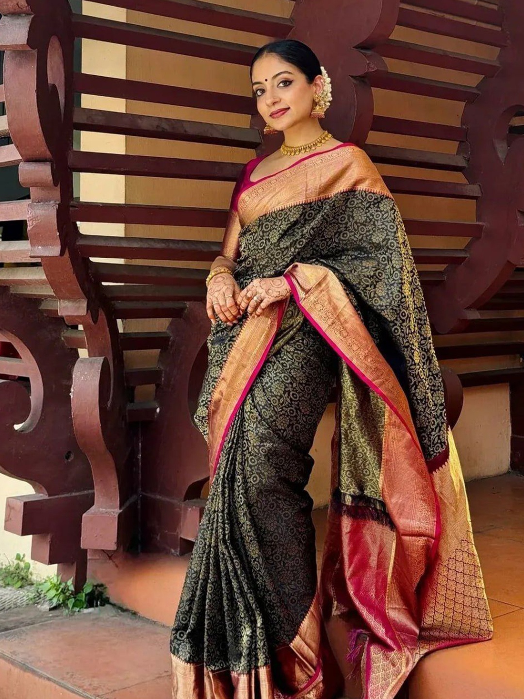 

bansari textiles Ethnic Motifs Woven Design Zari Kanjeevaram Saree, Black