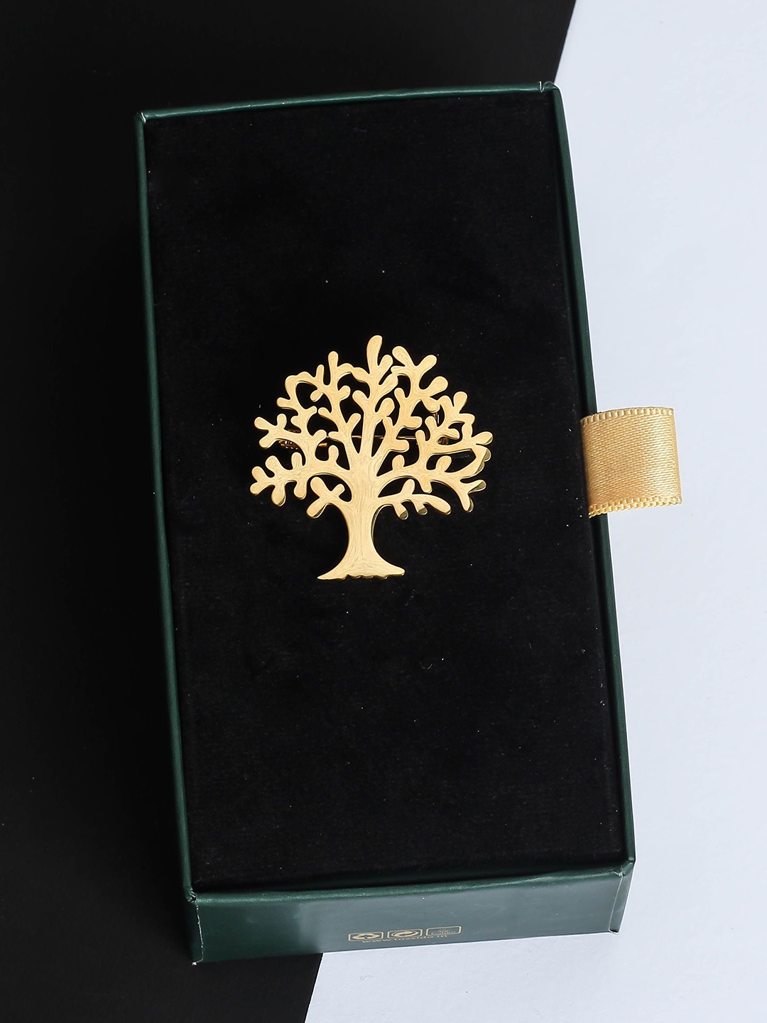 

Tossido Men Tree Shaped Minimal Brooch, Gold