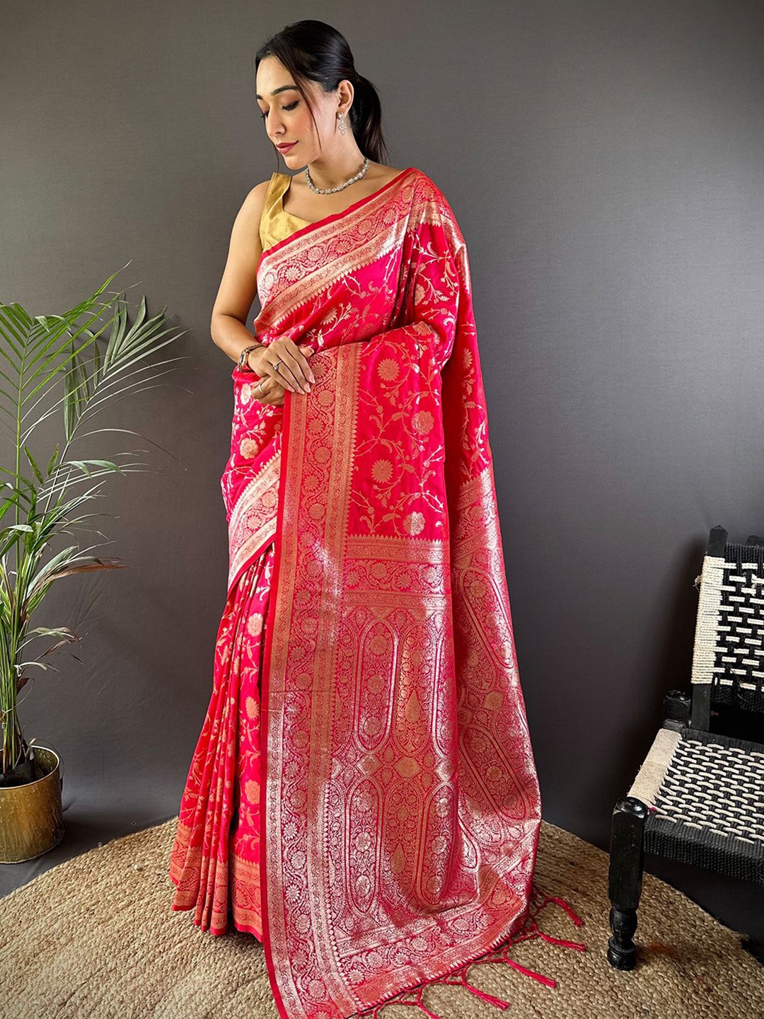 

Mitera Ethnic Motifs Zari Banarasi Saree, Pink