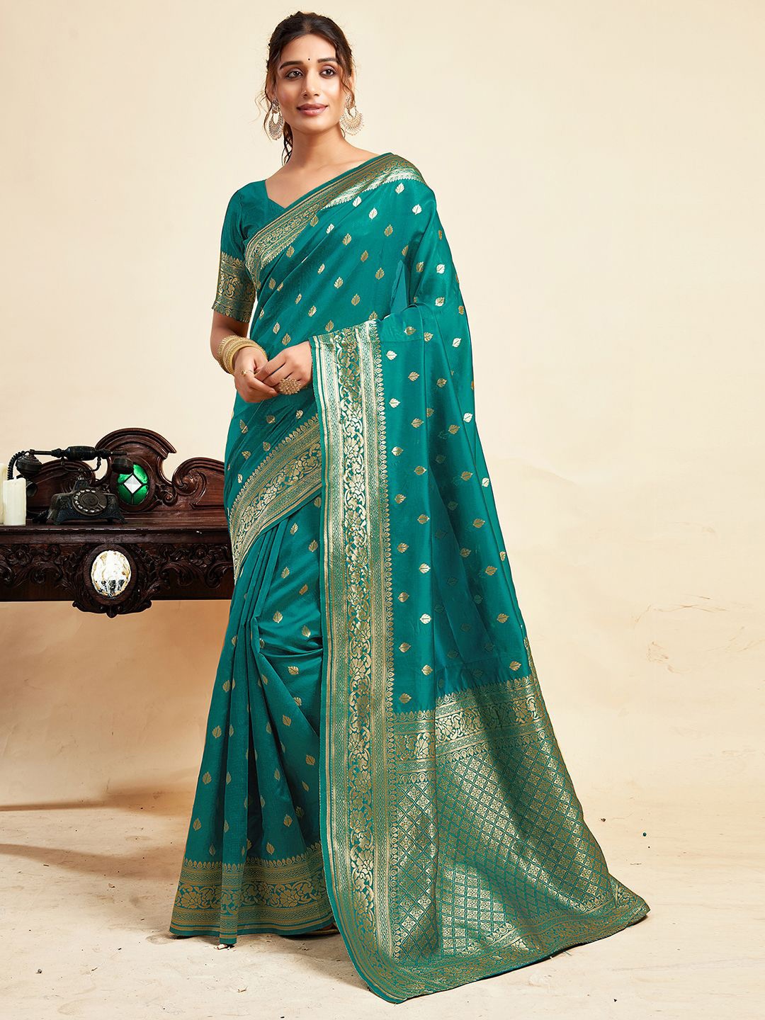 

KALINI Woven Design Banarasi Saree, Green