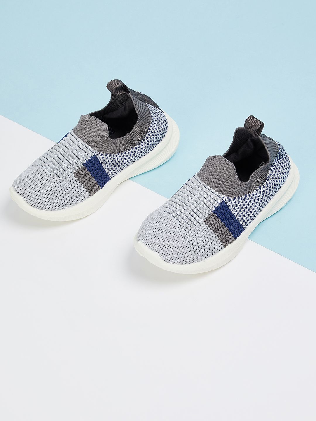 

max Boys Running Shoes, Grey
