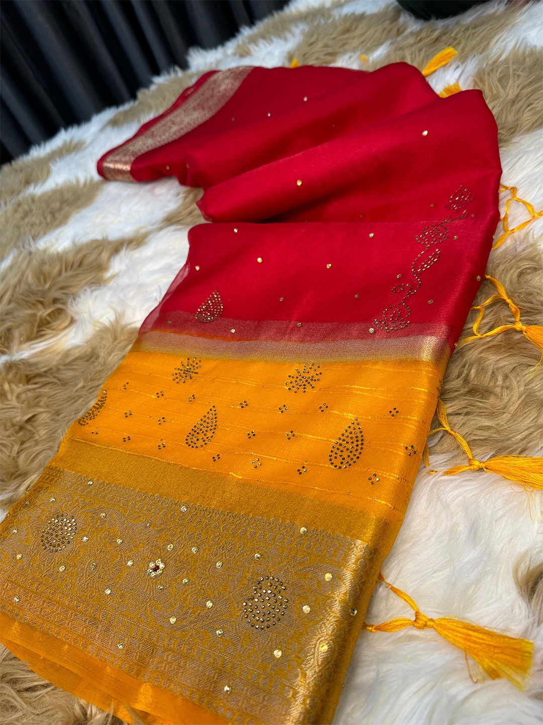 

DIVASTRI Embellished Beads and Stones Organza Banarasi Saree, Red