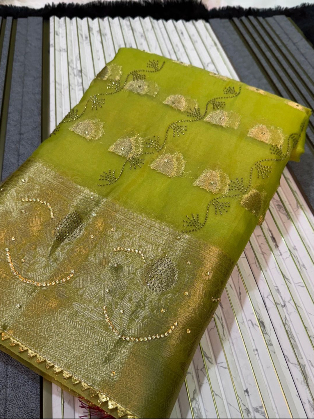 

DIVASTRI Woven Design Beads and Stones Organza Banarasi Saree, Green