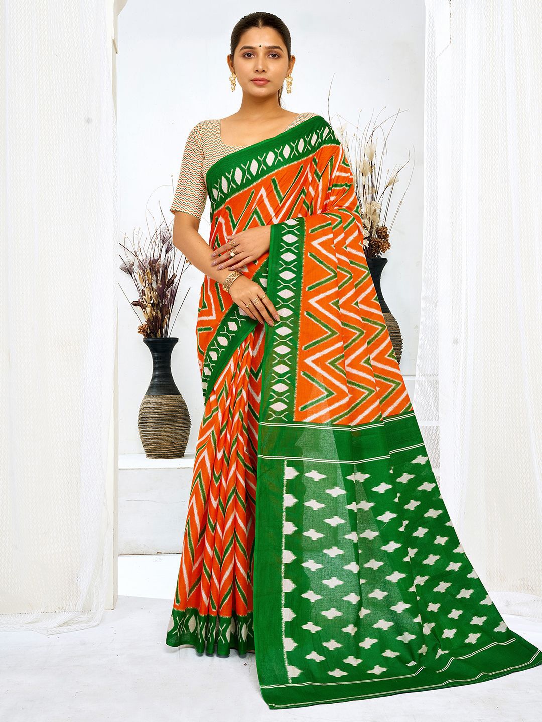 

Mitera Geometric Printed Saree, Orange