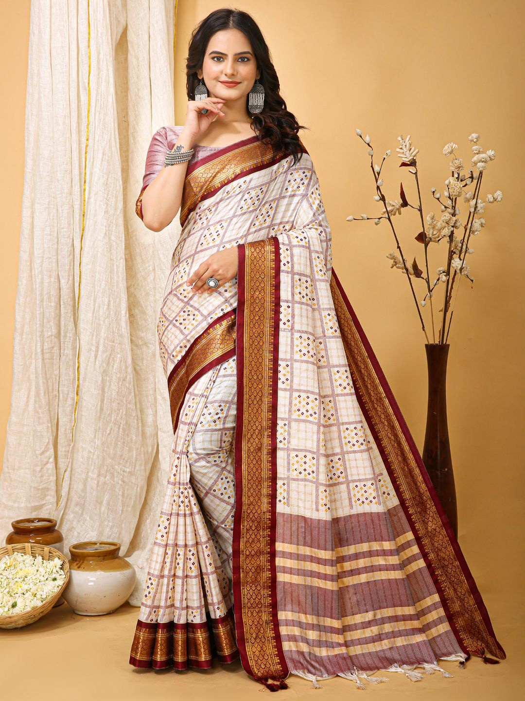 

Mitera Checked Saree With Blouse Piece, White