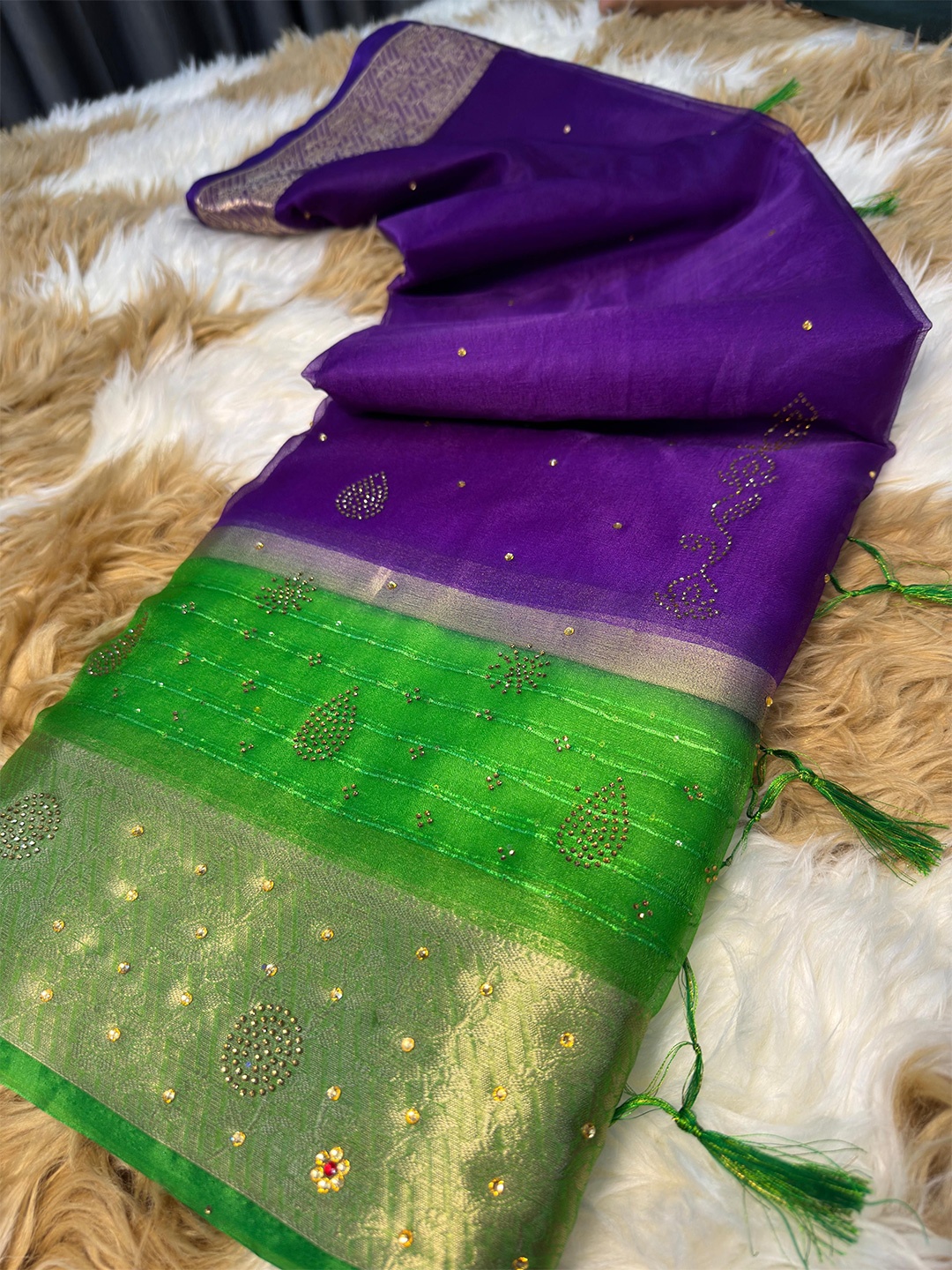

DIVASTRI Embellished Beads and Stones Organza Banarasi Saree, Purple