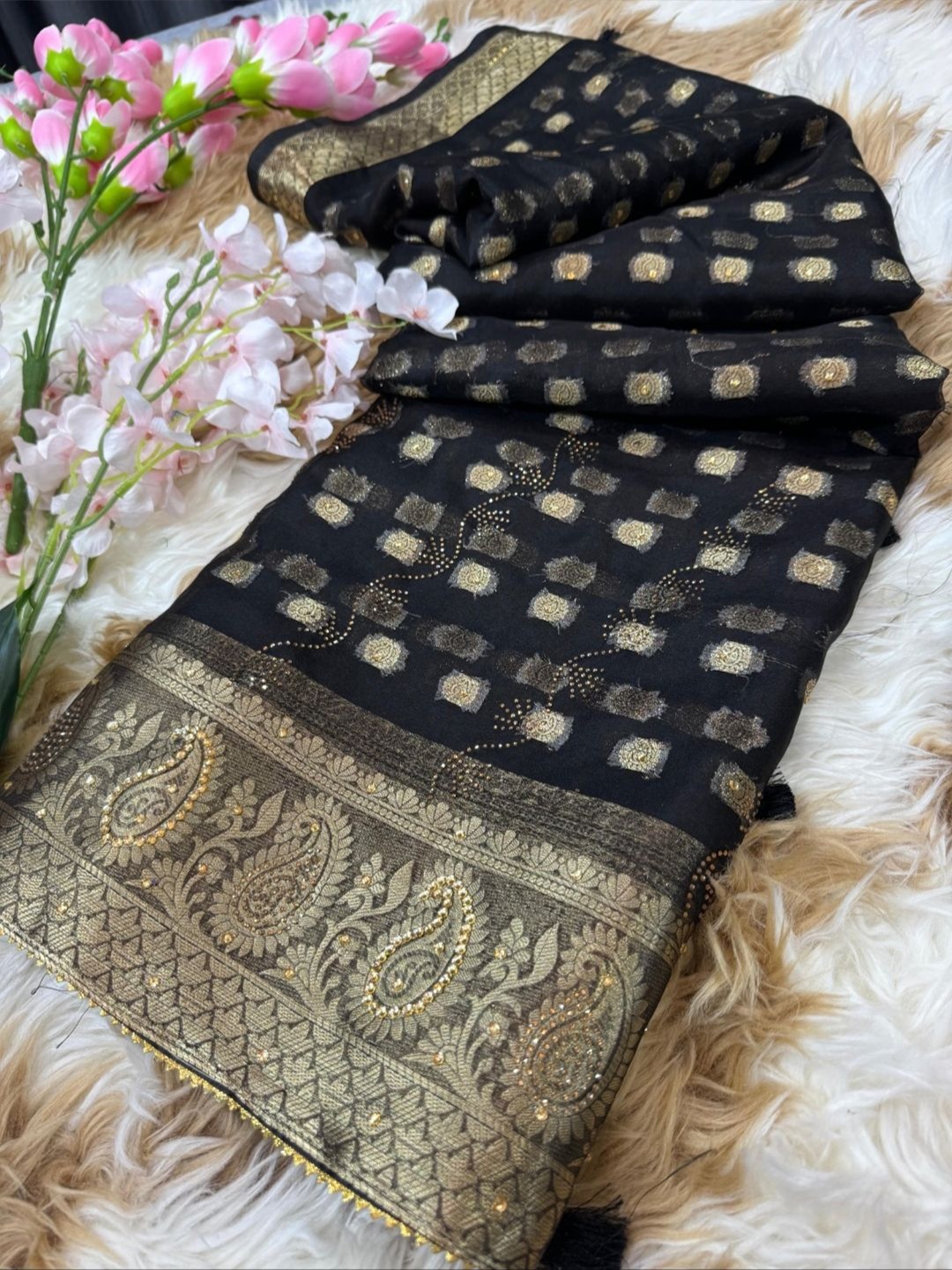 

DIVASTRI Woven Design Beads and Stones Organza Banarasi Saree, Black