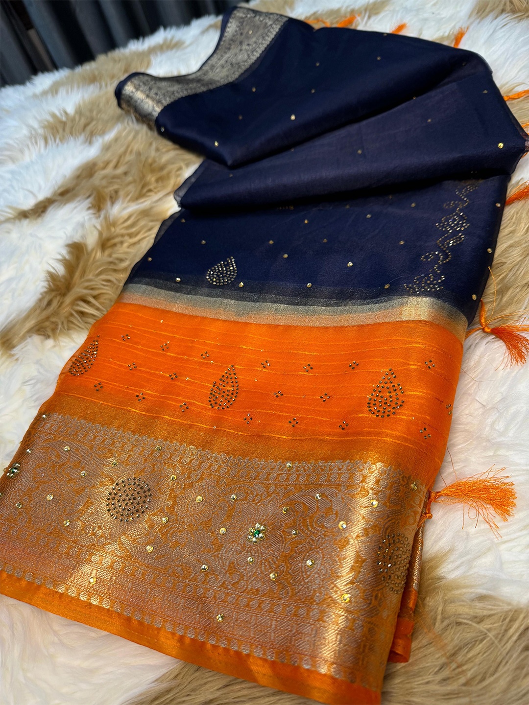 

DIVASTRI Women Embellished Zari Organza Banarasi Saree, Navy blue